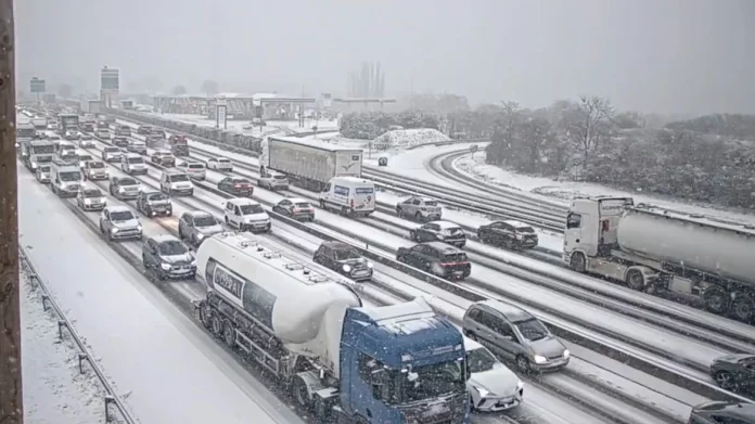 Σοβαρά προβλήματα στους δρόμους και τις αερομεταφορές από τη σφοδρή χιονόπτωση σε Γαλλία, Ολλανδία και Βρετανία