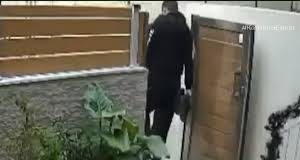 Χαϊδάρι: Είπαν τα κάλαντα για τα Θεοφάνια και έφυγαν με τα… παπούτσια της οικογένειας