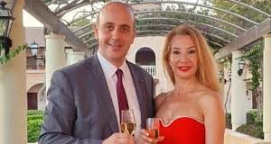 Σάλος στην Κύπρο από καταγγελία ότι ο δήμαρχος Πάφου ξυλοκόπησε τη σύζυγό του: Στη Ρωσία η καταγγέλλουσα, διαψεύδει το φερόμενο θύμα! (φωτο)