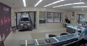 Ληστές στην Καλιφόρνια μπούκαραν με SUV σε κοσμηματοπωλείο και έφυγαν με λεία 1 εκατ. δολάρια