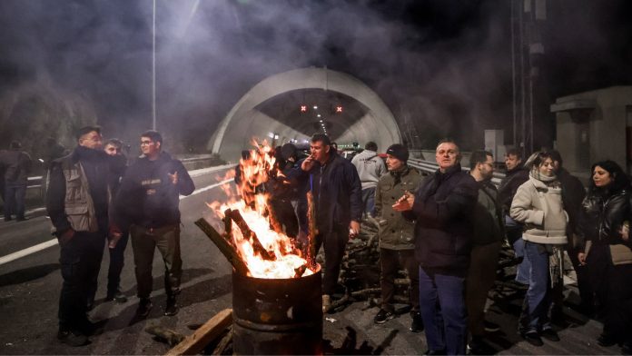 Στην άκρη τα τρακτέρ την Παρασκευή, στο Μαξίμου οι αγρότες την Τρίτη