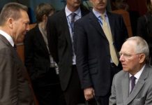 Στουρνάρας: Τα σέβη του στα κυβερνητικά τρολ