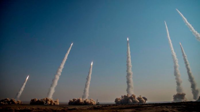 Το Ιράν θα συνεχίσει να χτυπάει σκληρά διαμηνύει ο Πεζεσκιάν – Νεκροί στο Ισραήλ από πυραυλικά πλήγματα