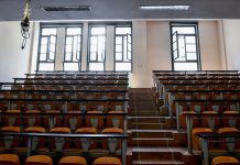 Αθάνατη Ελληνίδα μάνα: Μπούκαρε στο γραφείο καθηγητή και ζητούσε αναβαθμολόγηση του γραπτού του γιου της