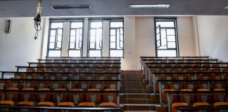 Αθάνατη Ελληνίδα μάνα: Μπούκαρε στο γραφείο καθηγητή και ζητούσε αναβαθμολόγηση του γραπτού του γιου της