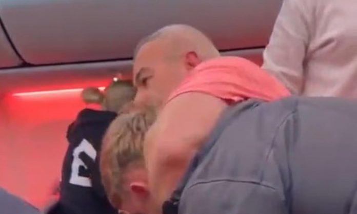 Βρετανία: Νέο βίντεο από το άγριο ξύλο σε πτήση από την Τουρκία! «Σε κάποιο σημείο η κατάσταση έγινε πολύ έντονη. Οι επιβάτες ήταν αναστατωμένοι» λέει ταξιδιώτης