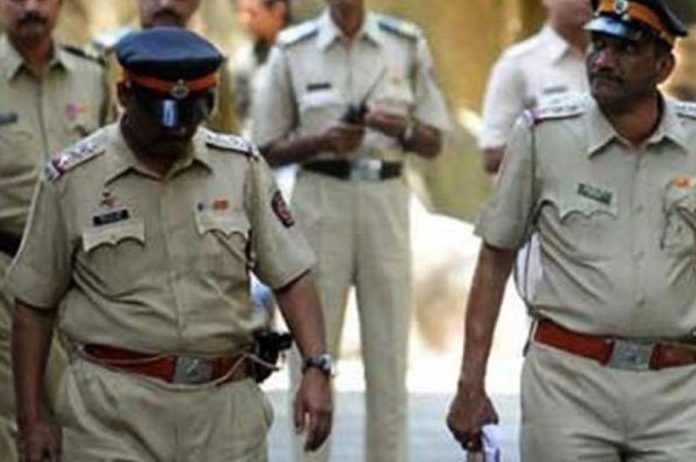 Η ινδική αστυνομία ανακάλυψε απάτη με πτυχία: 100.000 πήραν πλαστά και δουλεύουν ως γιατροί και μηχανικοί