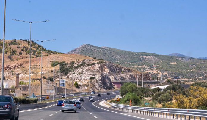 Συναγερμός στην Αθηνών-Κορίνθου: Άνδρας εντοπίστηκε αναίσθητος στο οδόστρωμα