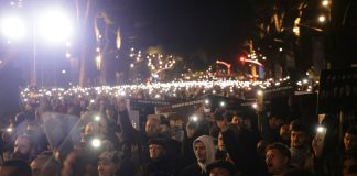 Έτοιμη να εκραγεί η Αλβανία: Διαδηλωτές περικύκλωσαν το πρωθυπουργικό μέγαρο και απαιτούν την παραίτηση της κυβέρνησης Ράμα