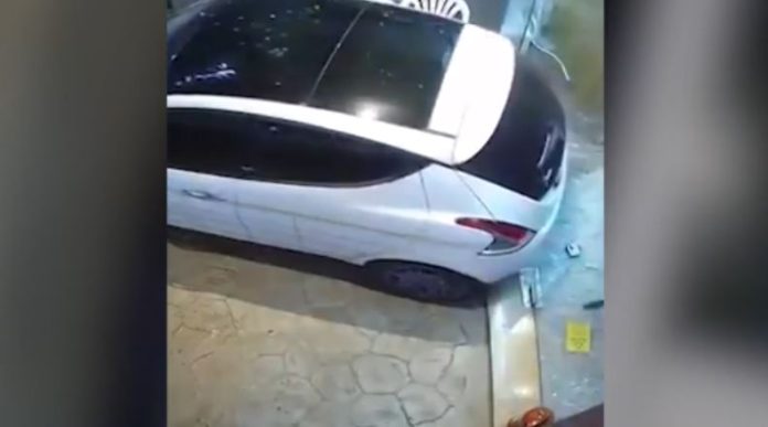 Βάρη: Εμβόλισαν με αυτοκίνητο κατάστημα για να το ληστέψουν