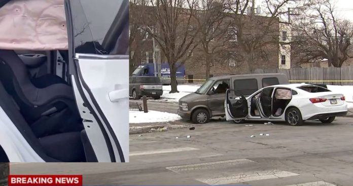 Σικάγο: Συμμορία «γαζώνει» αυτοκίνητο με μωρό στο πίσω κάθισμα με πάνω 50 σφαίρες – Νεκρή η μητέρα – (VIDEO)