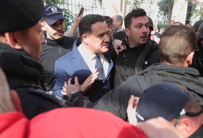 Το ακορντεόν του ΠαΣοΚ και οι αγάπες για τα ΜΑΤια του Άδωνι