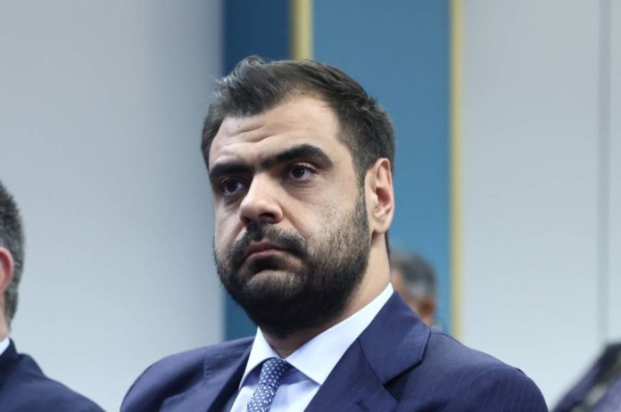 Δεν ενοχλεί τον Κ. Μητσοτάκη η εικόνα του εκπροσώπου του;