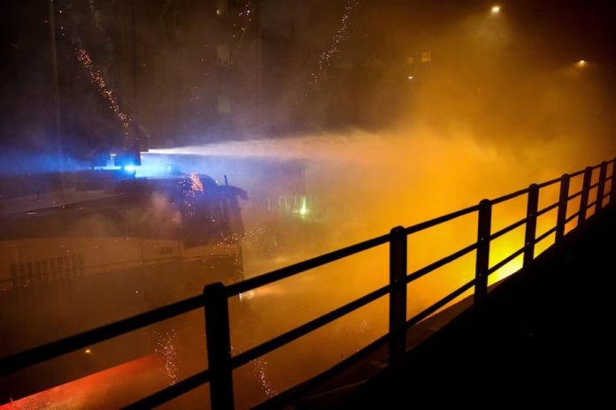 Ιταλία: Σοβαρά επεισόδια στο Μιλάνο με αφορμή τους Χειμερινούς Ολυμπιακούς Αγώνες – Συγκρούσεις διαδηλωτών και αστυνομίας