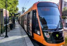 Ελληνικό: Έφηβοι «μπούκαραν» σε συρμό του τραμ και πέταξαν… ερωτικό βοήθημα στους επιβάτες