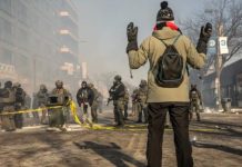 Η ICE αποσύρεται από τη Μινεσότα για να εισβάλει παντού