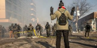 Η ICE αποσύρεται από τη Μινεσότα για να εισβάλει παντού