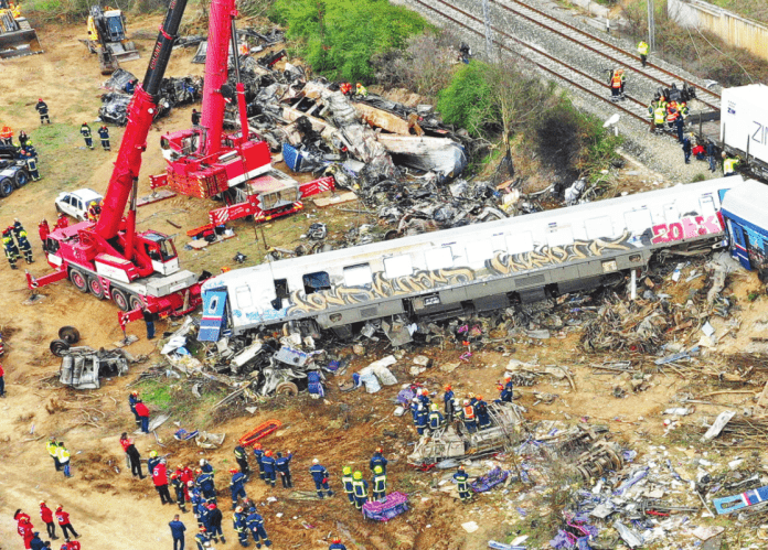 Τραγωδία στα Τέμπη: Αδιέξοδο με τις εκταφές