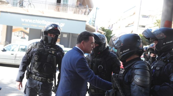 Απίστευτη δήλωση Γεωργιάδη: «Η αστυνομία μπορεί να ασκεί βία, εσείς όμως όχι» – (VIDEO)