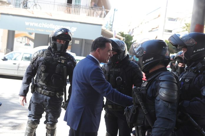 Απίστευτη δήλωση Γεωργιάδη: «Η αστυνομία μπορεί να ασκεί βία, εσείς όμως όχι» – (VIDEO)