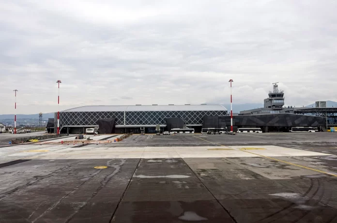 Συνελήφθη 30χρονος μεθυσμένος σε πτήση προς τη Θεσσαλονίκη – Έβρισε και χτύπησε αστυνομικό