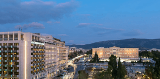 Μένουμε σε ξενοδοχείο στο κέντρο της Αθήνας και ζούμε την πόλη αλλιώς