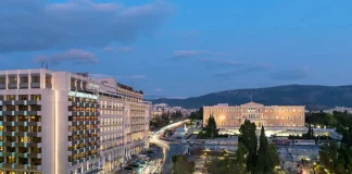 Μένουμε σε ξενοδοχείο στο κέντρο της Αθήνας και ζούμε την πόλη αλλιώς