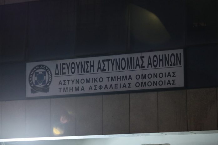 Ξεκίνησε η δίκη των αστυνομικών για τη σεξουαλική κακοποίηση 19χρονης στο Α.Τ. Ομονοίας:“Είχαν συνεννοηθεί να με βιάσουν”