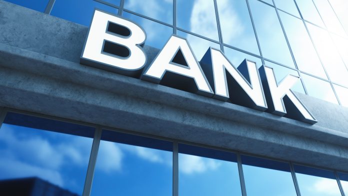 Τράπεζες: Κέρδη ρεκόρ χρεώνοντας με προμήθειες τους πάντες για το παραμικρό