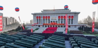 Ο Κιμ Γιονγκ Ουν παρουσίασε νέο πυρηνικά ικανό σύστημα πολλαπλών εκτοξευτών