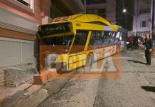 Τρόλεϊ έπεσε σε πολυκατοικία στα Πετράλωνα, τραυματίστηκε ο οδηγός