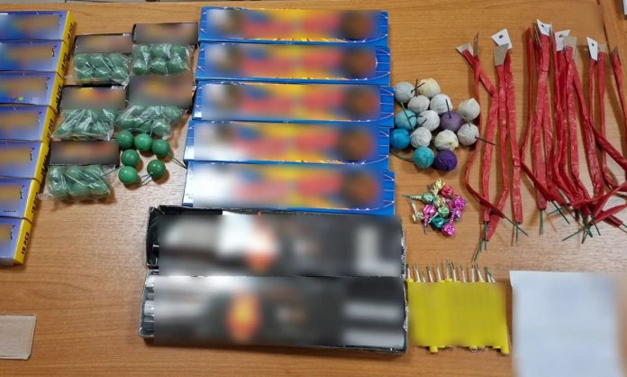 Σάμος: «Οπλοστάσιο» παράνομων βεγγαλικών εντοπίστηκαν σε οικία – Χειροπέδες σε μία ημεδαπή