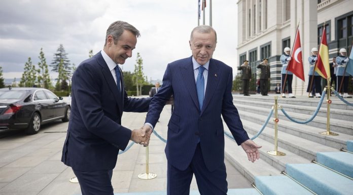 Κάτι είπε στον Ερντογάν για casus belli μήπως και ξεχάσει ο λαός ότι η κυβέρνηση όλο πιάνεται με το δάχτυλο στο μέλι