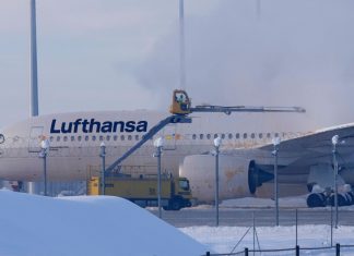 Χιονοκαταιγίδα και χάος στο Μόναχο: 500 επιβάτες διανυκτέρευσαν μέσα σε αεροπλάνα