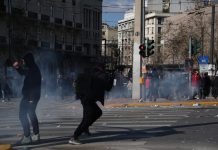 Έκτακτο: Επεισόδια στο Σύνταγμα μετά το συλλαλητήριο για τα Τέμπη