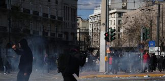 Έκτακτο: Επεισόδια στο Σύνταγμα μετά το συλλαλητήριο για τα Τέμπη