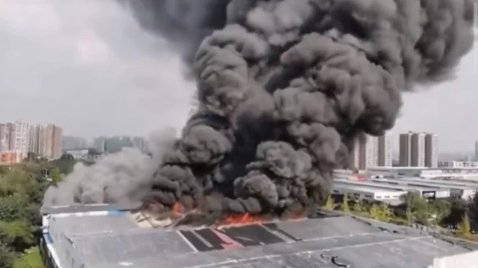 Εργάτης έβαλε φωτιά σε αποθήκη εργοστασίου στην Κίνα επειδή έμεινε απλήρωτος για πέντε ημέρες, δείτε βίντεο