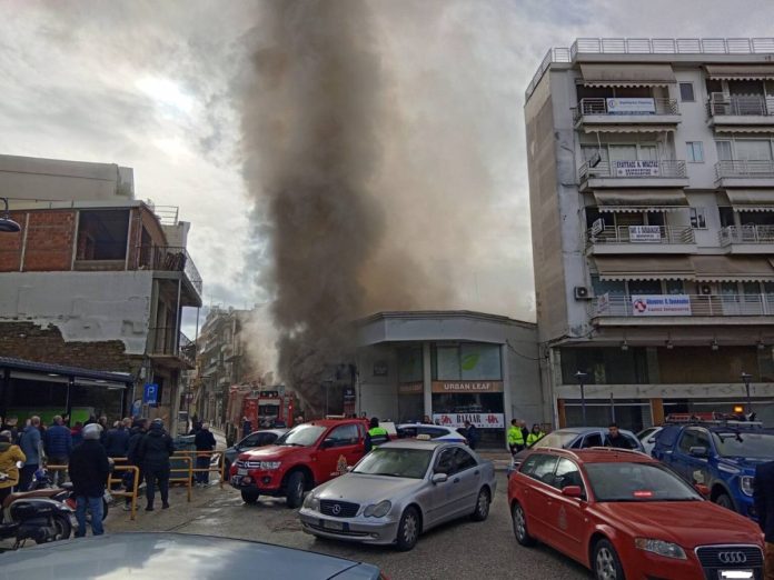 Αγρίνιο: Συναγερμός για μεγάλη φωτιά – Αποθήκη και κατάστημα υποδημάτων στις φλόγες