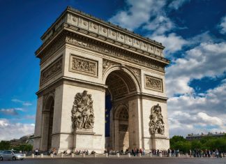 Άνδρας που φέρεται να απείλησε αστυνομικό με μαχαίρι πυροβολήθηκε από δεύτερο αστυνομικό στην Αψίδα του Θριάμβου