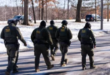 Σε διαθεσιμότητα δύο πράκτορες της ICE για ψευδείς καταθέσεις μετά από πυροβολισμό μετανάστη στη Μινεάπολη