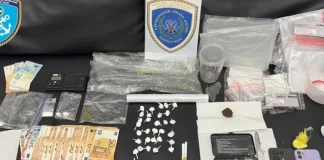 Συνελήφθη 23χρονος για διακίνηση ναρκωτικών, βρέθηκαν σε δύο διαμερίσματά του κοκαΐνη, κάνναβη και «φιξάκια»
