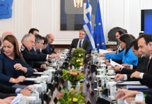 Σκιές, υποψίες και «υπουργικά μαχαιρώματα» ρίχνουν την κυβέρνηση σε τέλμα