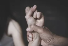 Άγριος ξυλοδαρμός 25χρονης από τον σύντροφό της: Την τράβηξε από τα μαλλιά και της μαύρισε το μάτι