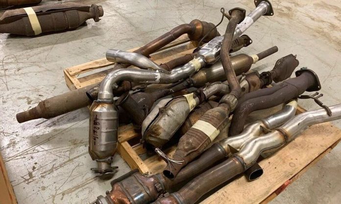 Στο στόχαστρο των Ρομά οι καταλύτες αυτοκινήτων – Κλέβουν ακόμη και από λεωφορεία