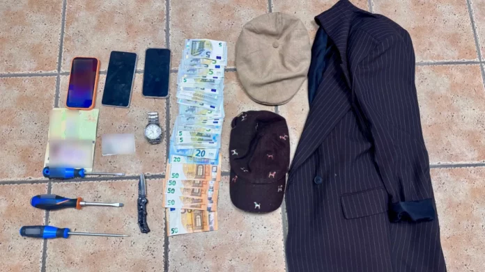 Εξαρθρώθηκε συμμορία που έκλεβε χρήματα από οχήματα στην Αττική, τους έσκαγαν τα λάστιχα