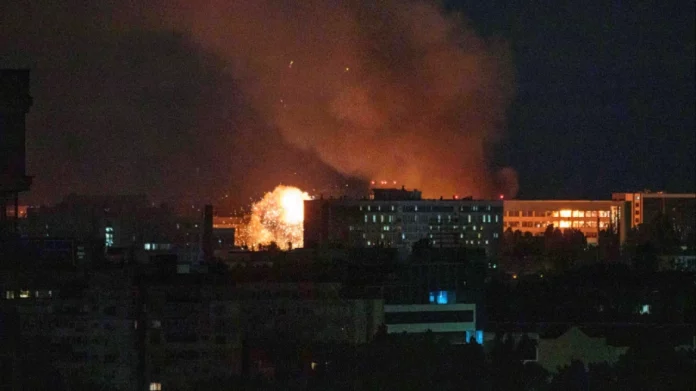 Ρωσική επίθεση με πυραύλους και drones στο Κίεβο: Ζημιές σε πολυκατοικίες, συναγερμός και σε Χάρκοβο, Ζαπορίζια