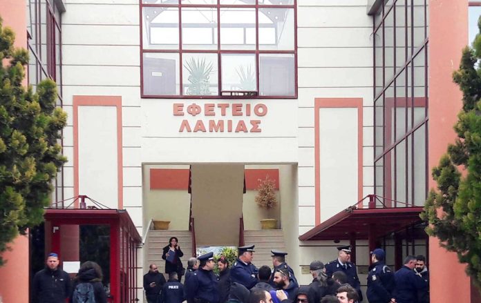 Λαμία: Νεαρός Ρομά πήγε να το σκάσει μόλις του είπαν ότι θα πάει φυλακή