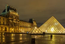 Η διευθύντρια του Λούβρου… θυμήθηκε να παραιτηθεί 4 μήνες μετά τη ληστεία του αιώνα