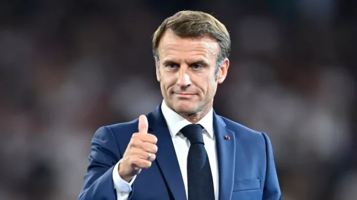 Δεν «έπεσε» η κυβέρνηση Μακρόν: Καταψηφίστηκαν οι προτάσεις μομφής στη Γαλλία