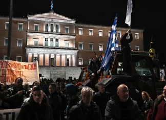 Παρατεταγμένα τα τρακτέρ έξω από τη Βουλή, οι αγρότες θα διανυκτερεύσουν στο Σύνταγμα